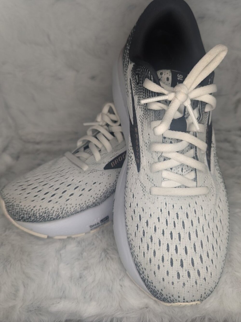 Brooks Ghost 16 Women's Size 8 White Gray Running Shoes EUC - Picture 2 of 16